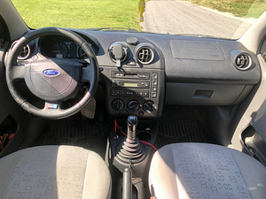 Ford Fiesta 1,3 2002 (6 foto / 8)