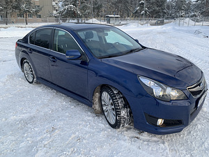 Subaru Legacy 2011 (10 фото из 11)