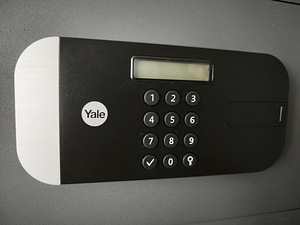 Сейф Yale Home YSEM/250/EG1 Цена около 350 EUR (3 фото из 4)