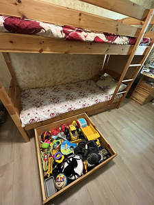 Puidust narivoodi+madratsid ja kaks ratastel pesukasti (2 foto / 5)