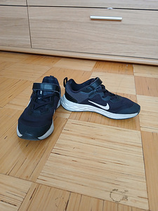 Кроссовки Nike (2 фото из 3)