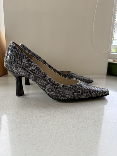 Туфли на kitten heels из натуральной кожи со змеиным узором