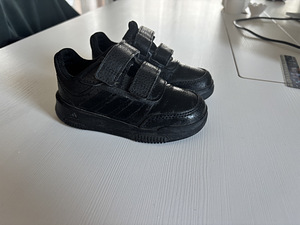 Laste jalatsid s 23 adidas (2 foto / 3)