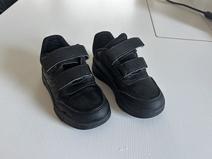 Laste jalatsid s 23 adidas (3 foto / 3)