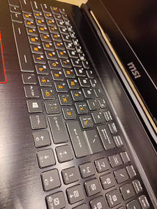 MSI ge73 raider RGB 8RE (5 foto / 9)