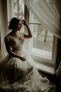 Свадебное платье, подъюбник, фата и украшение для волос.