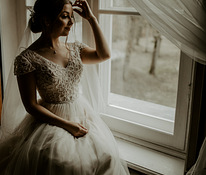 Свадебное платье, подъюбник, фата и украшение для волос.