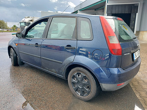 Ford Fiesta manuaal bensiin 650 tingi (8 foto / 8)