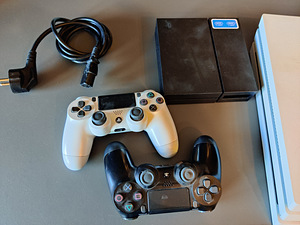 PS4 PRO 1TB WHITE, CONTROLLERS, CAMERA AND VR BOX (7 foto / 7)
