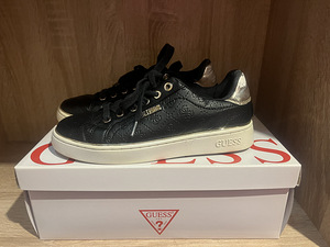 Кроссовки Guess (1 фото из 3)