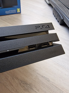 Sony PlayStation 4 ( PS4 Pro ) 1TB + 2 pulti (4 foto / 9)