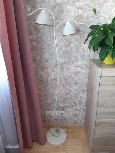 Valge põrandalamp