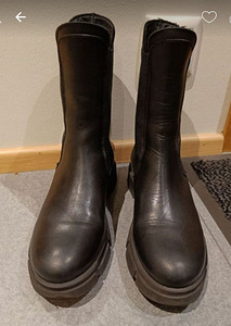 Mustad nahksaapad (3 foto / 4)
