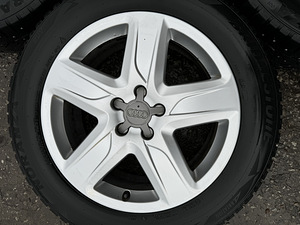 18" оригинальные диски Audi 5x112 + шипованные шины 235/55/18 (2 фото из 8)