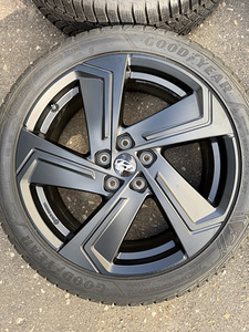 19" оригинальные диски Hyundai 5x114,3 + новые м+s Good Year (4 фото из 9)