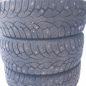 Bridgestone 205/65/16c kaubiku naastrehvid (2 foto / 8)