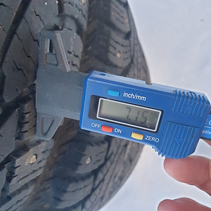 Bridgestone 205/65/16c kaubiku naastrehvid (5 foto / 8)