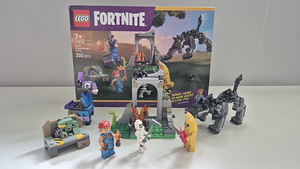 Lego Fortnite 77075 - Peely ja Sparkplugi laager (1 foto / 4)