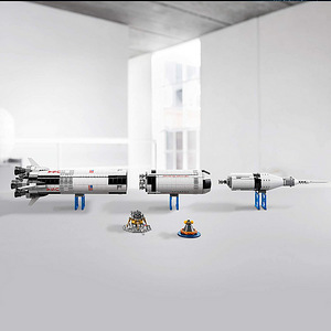 LEGO NASA Apollo Saturn V {Reissue} 92176 (5 foto / 7)