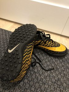 Nike бутсы (1 фото из 3)