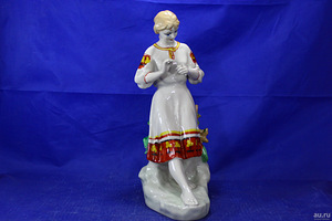 Фарфоровая статуэтка Гадание по ромашке Украинка девушка