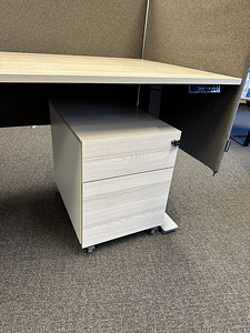 Standard kontori/arvutilaud mootoriga ja kapiga. Saadavus 8 (3 foto / 5)