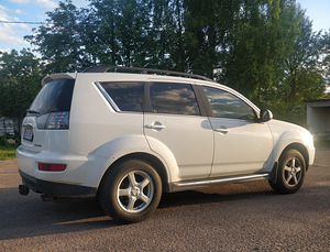 Mitsubishi Outlander (9 foto / 11)