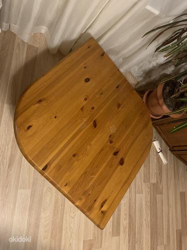 Красивый деревянный журнальный столик (фото #4)