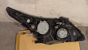 Vasak esituli TOYOTA AVENSIS (_T27_) 2012 - 2015 (2 foto / 4)