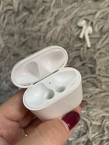 Airpods (4 фото из 5)