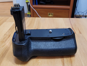 BG-E14 Canon (Neewer) battery girp (2 foto / 5)