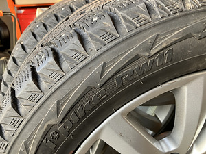 Зимние шипованные шины Hankook 255/55-18 (2 фото из 6)