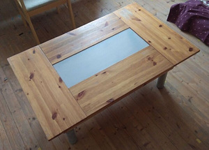 Деревянный стол, диван, столик
