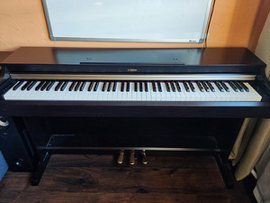 Yamaha YDP-162 digitaalklaver (1 foto / 4)