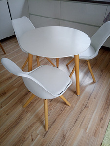 Обеденный стол и 3 стула