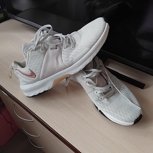 Naiste Nike tossud (2 foto / 2)