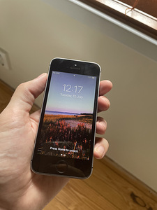 iPhone SE 2016 (1-го поколения) (1 фото из 2)