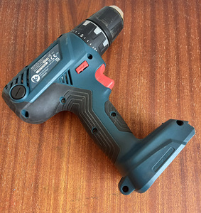 Аккумуляторная дрель BOSCH 18V (4 фото из 5)