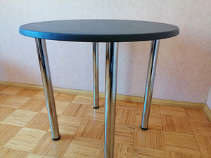 Ümmargune valge ja hall laud (1 foto / 2)