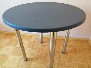 Ümmargune valge ja hall laud (2 foto / 2)