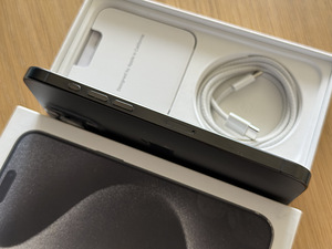Apple iPhone 15 Pro Max Black Ti 256GB v heas korras! (2 foto / 8)