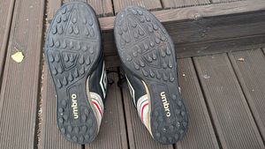 Umbro jalgpallijalatsid, suurus 41 (6 foto / 7)