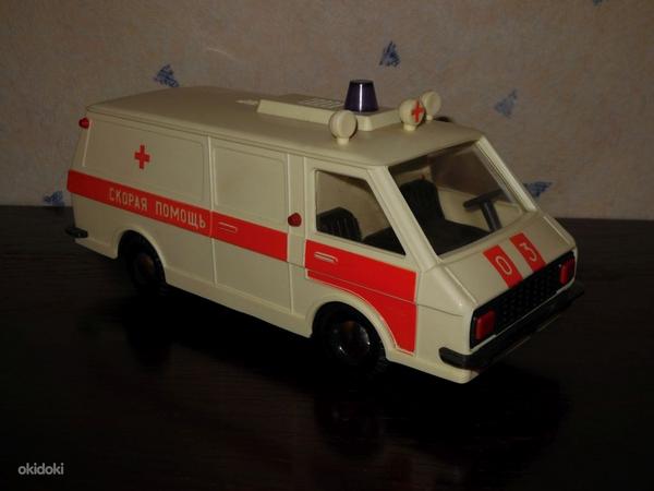 Veneaegne kiirabi mänguauto koos karbiga suur. skaala 1:18 (foto #4)