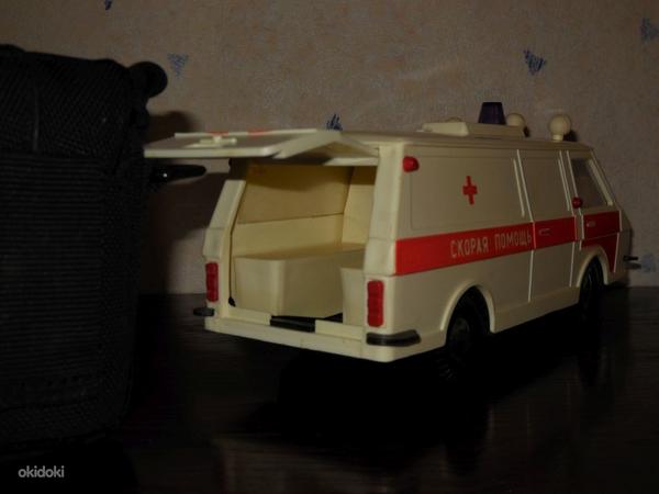 Veneaegne kiirabi mänguauto koos karbiga suur. skaala 1:18 (foto #8)