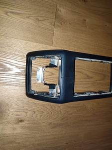 Audi A8 / S8 D3 üle nahatatud keskkonsool 4E0863241E (7 foto / 10)