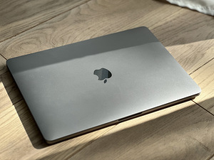 MacBook Pro (13" 2020) / M1 / 8 GB / 512 GB (2 foto / 8)