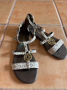 Новые босоножки Guess (3 фото из 3)