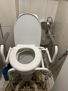 Müüa WC ratastool (1 foto / 2)