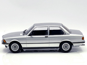 BMW E21 323 mudelauto 1:18 (7 foto / 9)