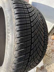 ШИПОВАННЫЕ ШИНЫ GoodYear UltraGrip Performance Gen1 NF0 (1 фото из 5)